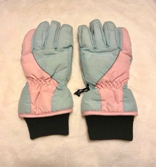 Guanti da neve rosa e azzurri