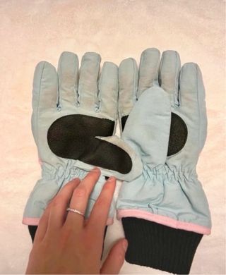 Guanti da neve rosa e azzurri