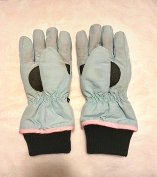 Guanti da neve rosa e azzurri