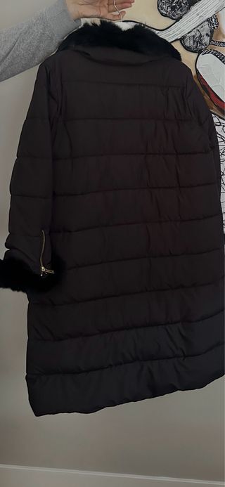 Abrigo negro largo con detalles de pelo/ plumas