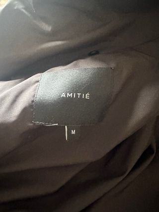 Abrigo negro largo con detalles de pelo/ plumas