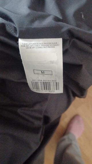 Abrigo negro largo con detalles de pelo/ plumas