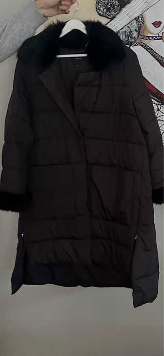 Abrigo negro largo con detalles de pelo/ plumas