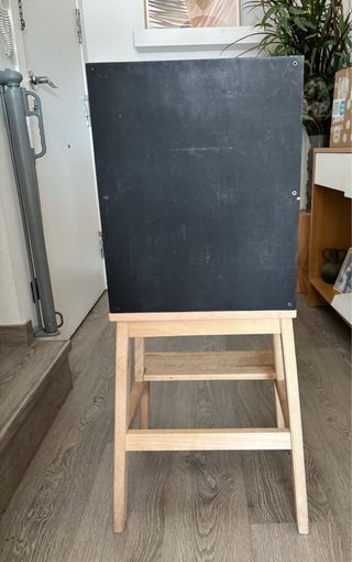 Torre di apprendimento Montessori in legno e lavagna