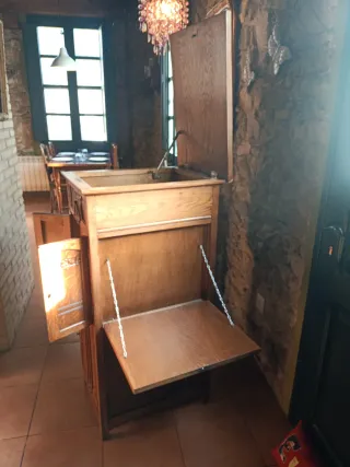 Tocadiscos antiguo de madera con discos de piedra