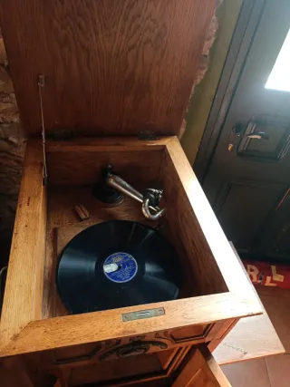 Tocadiscos antiguo de madera con discos de piedra