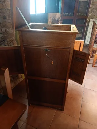 Tocadiscos antiguo de madera con discos de piedra