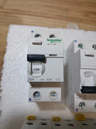 Diferenciales y Magnetotérmicos Schneider y Hager