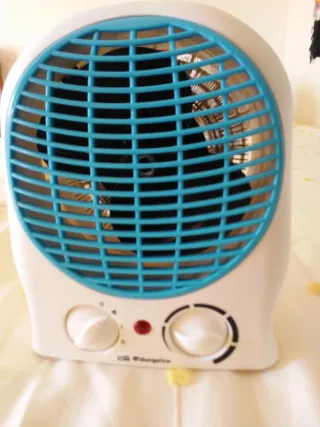 Calefactor pequeño blanco y azul