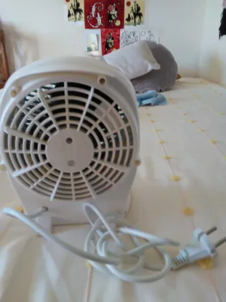 Calefactor pequeño blanco y azul