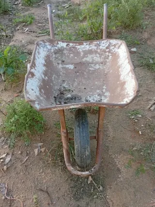 Carretilla metálica de obra