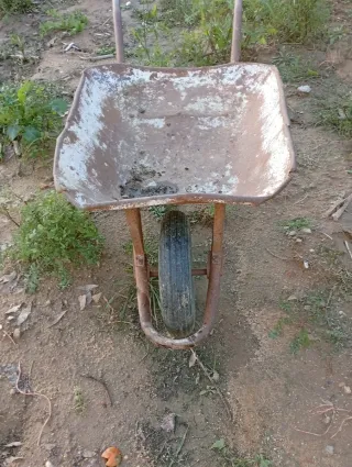 Carretilla metálica de obra