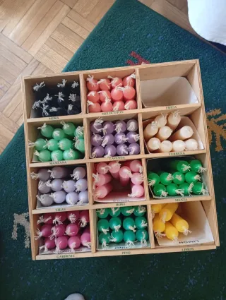 Caja organizadora de velas por colores
