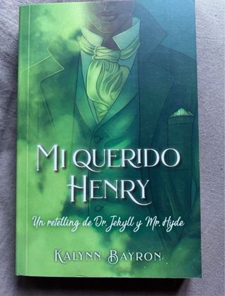 LOTE DE 2 MUÑECOS RAINBOW HIGH Y DE 3 LIBROS