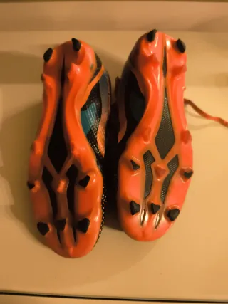 Zapatillas de fútbol negras y naranjas