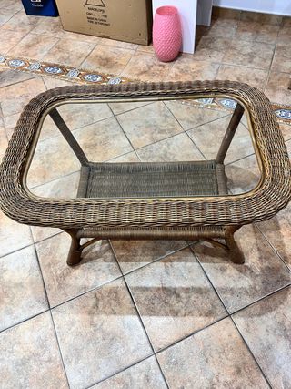Mesa de mimbre con tapa de cristal