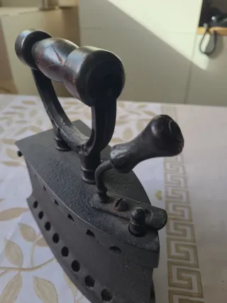 Plancha antigua de hierro fundido