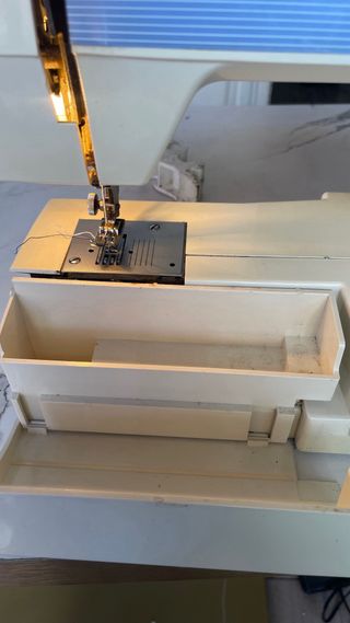 Máquina de coser electrónica Fust Husky.