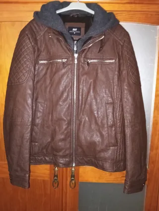 Chaqueta marrón con capucha