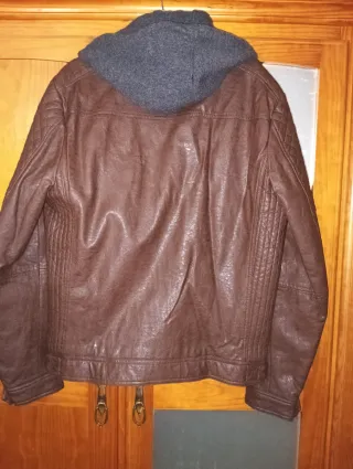 Chaqueta marrón con capucha