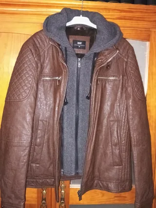 Chaqueta marrón con capucha