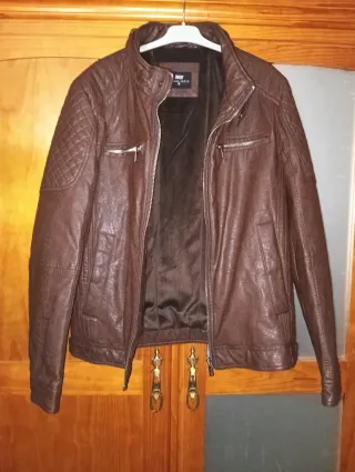 Chaqueta marrón con capucha