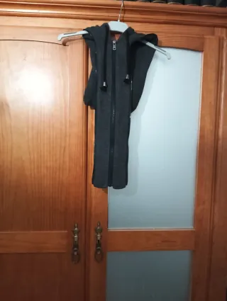 Chaqueta marrón con capucha