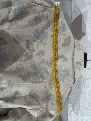 Cazadora Desigual floral beige