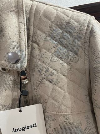 Cazadora Desigual floral beige
