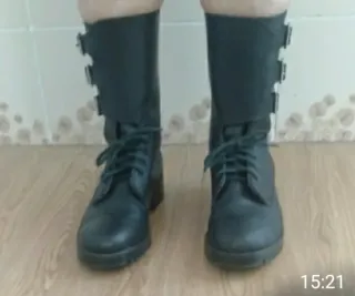 Botas de piel negras unisex con cordones y hebilla