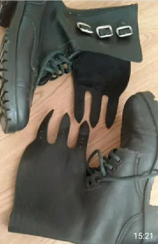 Botas de piel negras unisex con cordones y hebilla