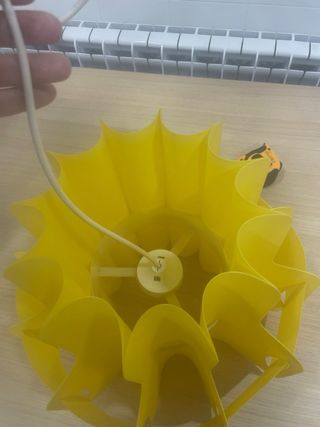 Lámpara de techo amarilla de plástico