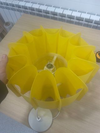 Lámpara de techo amarilla de plástico