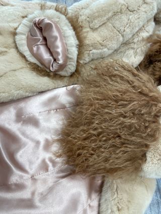 Abrigo de piel de conejo beige y marrón