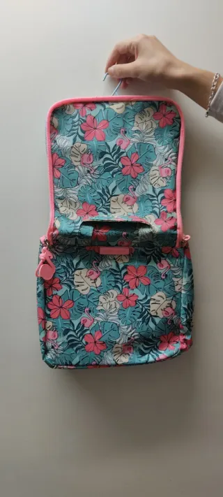 Neceser estampado tropical con flamencos.