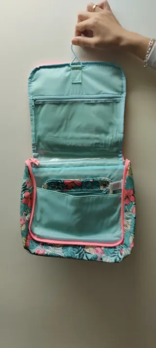 Neceser estampado tropical con flamencos.