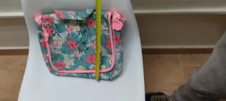 Neceser estampado tropical con flamencos.