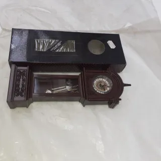 Reloj antiguo, lleva 1 pila detrás.