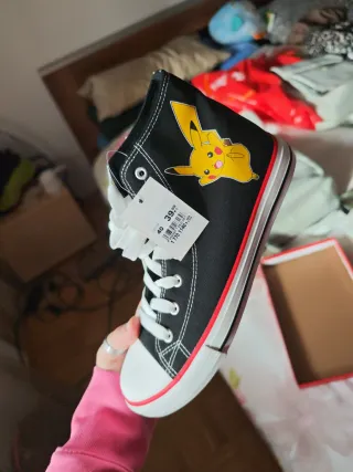 Tenis Pokémon Pikachu sin estrenar Talla 40
