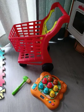 Carrito de compra y martillo de juguete