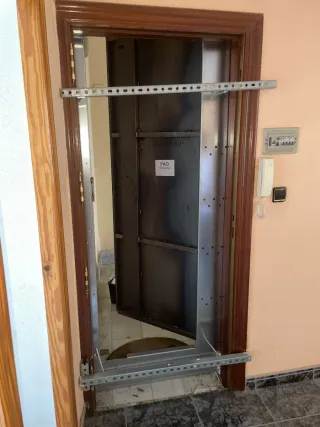 Puerta antiokupa con llaves y factura