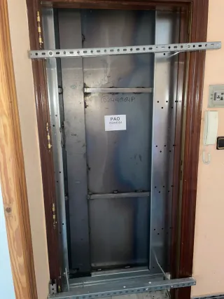 Puerta antiokupa con llaves y factura