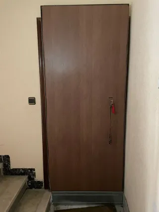 Puerta antiokupa con llaves y factura