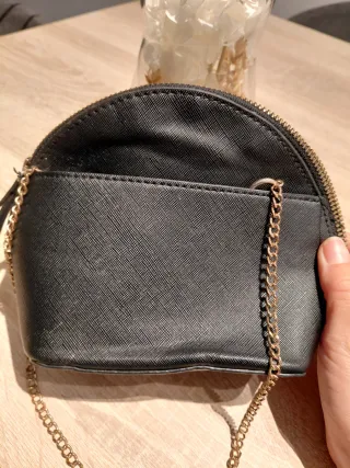Bolso fiesta Bershka negro cadena dorada