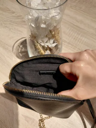 Bolso fiesta Bershka negro cadena dorada