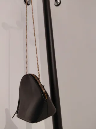 Bolso fiesta Bershka negro cadena dorada