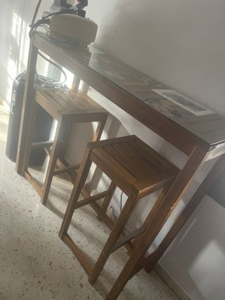 Mesa alta madera y cristal con 2 bancos