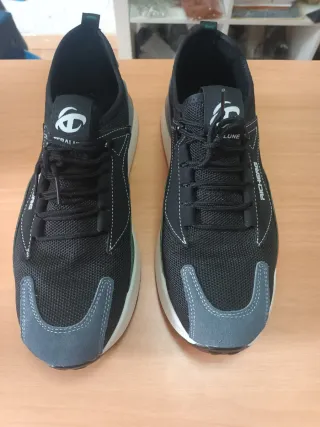 Zapatos de seguridad negros y grises