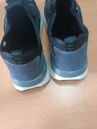 Zapatos de seguridad negros y grises