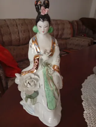 Figura de porcelana mujer con flor